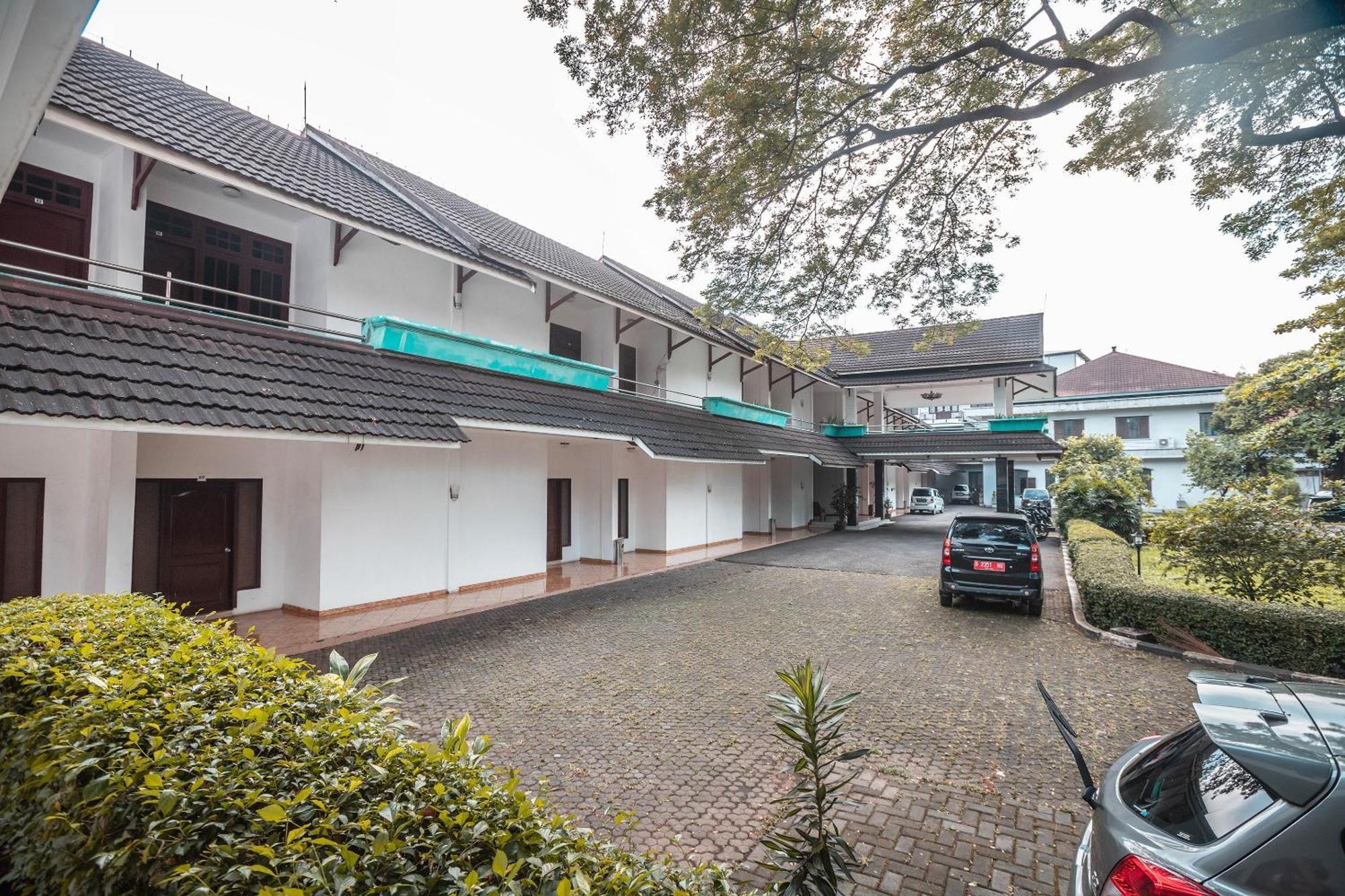 Super Oyo 686 Bunga Karang Hotel Bekasi Exterior photo